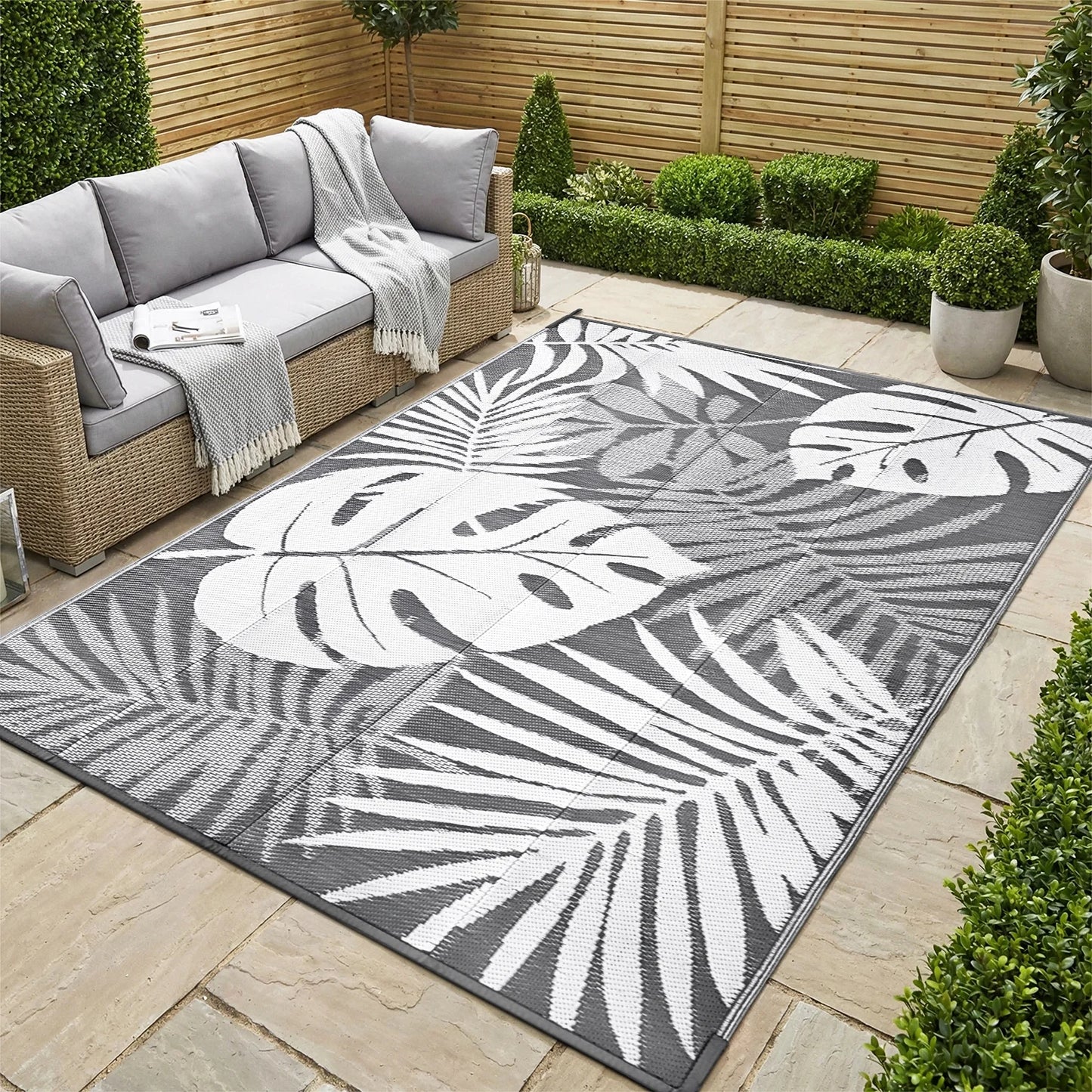 Reversible Waterproof Leaf-Pattern Outdoor Rug